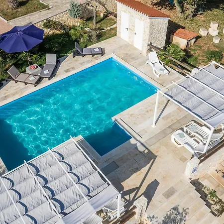 Gorgeous In With Swimming Pool Apartment *